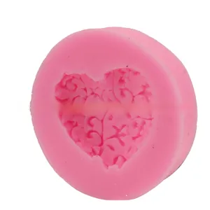 Vue macro du moule en silicone rose avec motif de cœur détaillé et texture florale