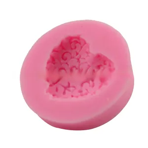 Gros plan du moule en silicone rose en forme de cœur avec texture de pétales de rose