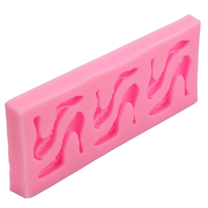 Stampo in silicone rosa con tre forme di scarpe col tacco per decorazioni torte