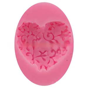 Détail macro du moule en silicone rose avec gravure de vigne florale en forme de cœur