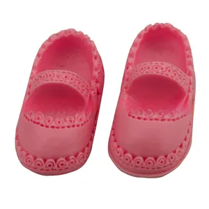 Vista dettagliata dello stampo in silicone a forma di scarpa Mary Jane rosa per DIY