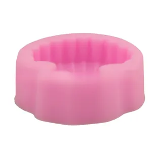 Détail du moule à gâteau 3D en silicone rose avec texture intérieure pour pâtisserie DIY