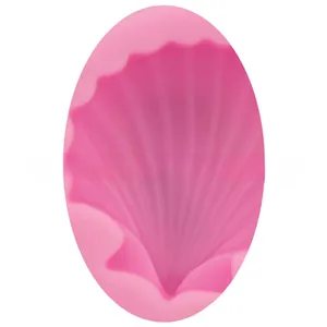 Vue macro d'un moule en silicone rose avec texture de coquillage pour fondant et DIY