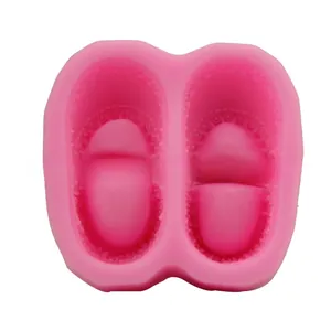 Dettaglio dello stampo in silicone rosa per scarpine neonato per fondente e cioccolato