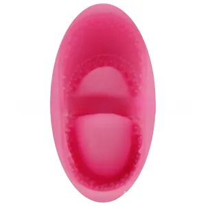 Dettaglio dello stampo in silicone rosa a forma di scarpina per decorazione torte e DIY