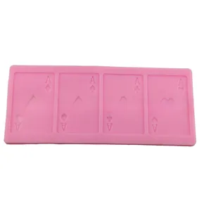 Dettaglio dello stampo in silicone rosa con asso di picche e semi poker per dolci DIY