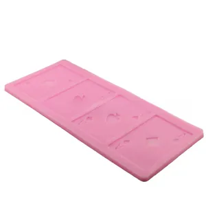 Stampo in silicone rosa con quattro assi delle carte da gioco per decorazioni torte