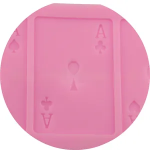Dettaglio dello stampo in silicone rosa con Asso di Picche e Fiori per decoro dolci