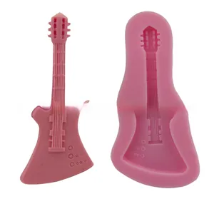 Dettaglio stampo in silicone rosa a forma di chitarra con trama fine per pasticceria
