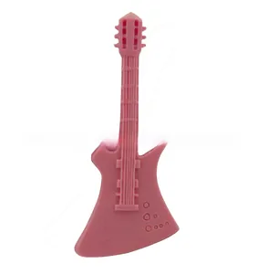 Dettaglio dello stampo in silicone rosa a forma di chitarra con particolari incisi