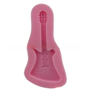 Dettaglio macro di uno stampo in silicone rosa a forma di chitarra per cioccolato e DIY