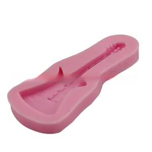 Dettagli dello stampo in silicone rosa a forma di chitarra con simboli per uso alimentare