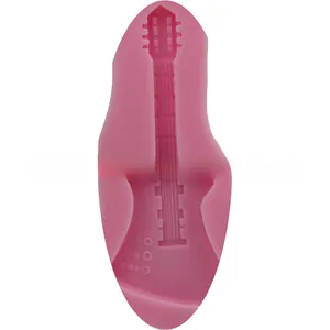Dettaglio dello stampo in silicone rosa a forma di chitarra per dolci e DIY