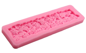 Stampo in silicone rosa con delicate trame di fiori a quadrifoglio per decorazione torte