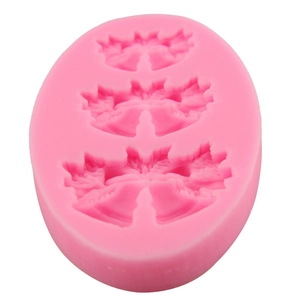 Moule en silicone rose avec trois tailles de feuilles de houx de Noël pour fondant