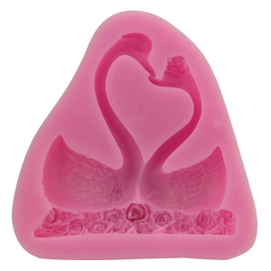 Rosa Silikonform mit Zwillingsschwan-Motiv und Rosentextur auf weißem Hintergrund