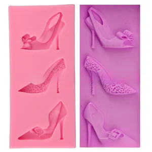 Détail macro du moule en silicone avec motifs de chaussures à talons pour fondant