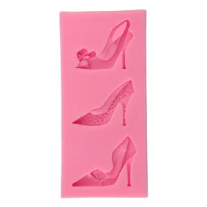 Moule en silicone rose avec trois motifs de talons hauts pour fondant et décoration de gâteaux