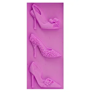 Moule en silicone rose à 3 cavités avec différents motifs de chaussures à talons hauts