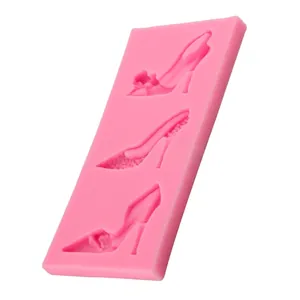 Moule en silicone rose avec trois motifs de chaussures à talons pour gâteaux et chocolat