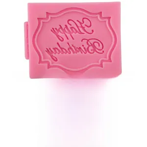 Gros plan du moule en silicone rose Happy Birthday avec bordure florale vintage