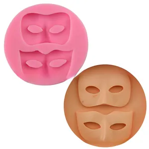 Dettaglio dello stampo in silicone con due motivi di maschere per decorazione torte fondant
