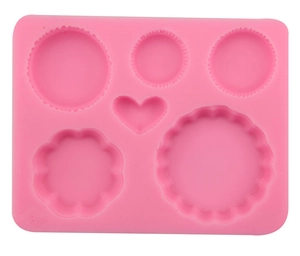 Stampo in silicone rosa per waffle e cuori con cinque cavità su sfondo bianco