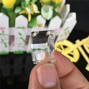 Durchsichtiger rechteckiger Harzanhänger mit irisierendem Effekt und zwei Löchern für DIY-Schmuck