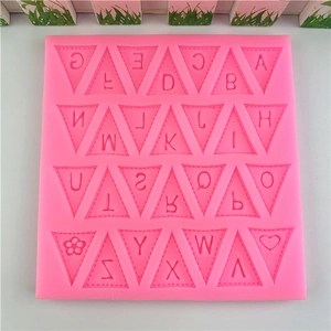 Stampo in silicone rosa con 26 bandierine dell'alfabeto per decorazioni torte