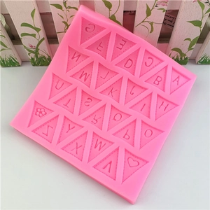 Stampo in silicone rosa con 26 lettere dell'alfabeto a forma di bandierine per torte