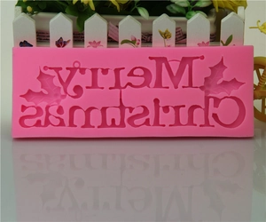 Rosa Silikonform mit Merry Christmas Schriftzug und Stechpalmenblättern zum Backen