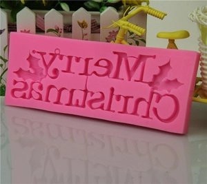 Rosa Silikonform mit Merry Christmas Motiv und Stechpalmenblättern für DIY Kuchenbacken