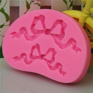 Moule en silicone rose pour fondant avec deux motifs de rubans pour décoration de gâteau