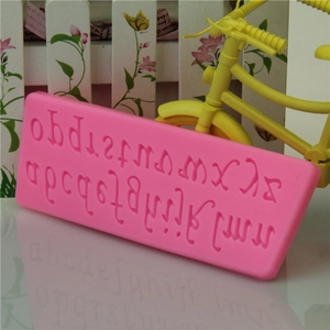 Roze siliconen vorm met kleine letters voor DIY-bakken en chocolade cake decoratie