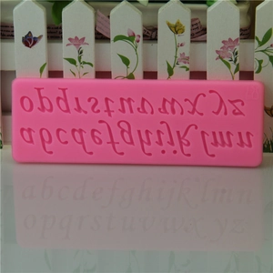 Roze siliconen vorm met 26 kleine letters voor DIY-bakken en chocolade maken