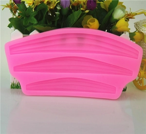 Stampo in silicone rosa con tre motivi a nastro ondulato per decorazione torte