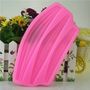 Stampo in silicone rosa per fondant con tre decorazioni a nastro di piume per torte