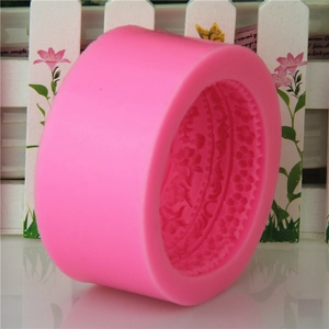 Moule cylindrique en silicone rose avec relief floral et dentelle pour savon artisanal