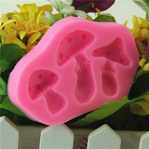 Moule en silicone rose avec trois motifs de champignons pour décoration de gâteaux