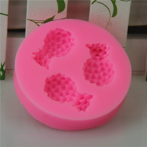Moule en silicone rose avec trois mini ananas pour pâtisserie, fondant et déco