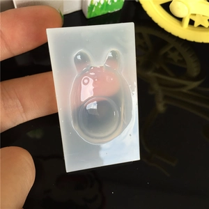 Stampo in silicone traslucido a forma di Totoro per creazioni di gioielli in resina e argilla