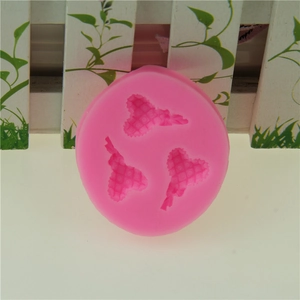 Herzförmige Silikonform in Rosa für Schokolade, Süßigkeiten und Tortendeko