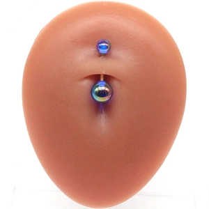 Piercing de nombril en acrylique bleu iridescent avec finition colorée sur modèle