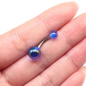 Piercing de nombril en acrylique bleu aurore avec barre argentée dans la main