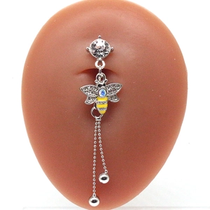 Détail d'un piercing d'ombilic abeille avec zircon, émail et pampilles à perles fluides