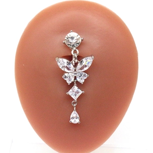 Piercing de nombril papillon argenté avec pendentif en cristal sur modèle de nombril