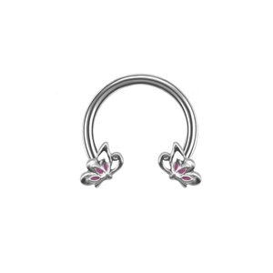 Vue détaillée du piercing fer à cheval en acier avec pendentifs papillon violets et roses