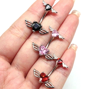 Piercing ombelico in acciaio con zirconi a cuore alato in nero, rosa e rosso