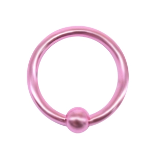 Dettaglio macro di un anello a ferro di cavallo in acciaio rosa opaco con chiusura a sfera