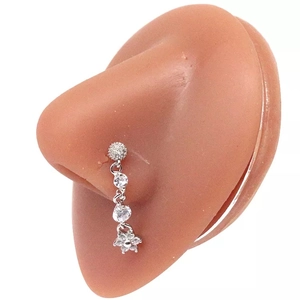 Dettaglio macro del piercing naso a fiore in argento con cristalli di zirconia lucidi
